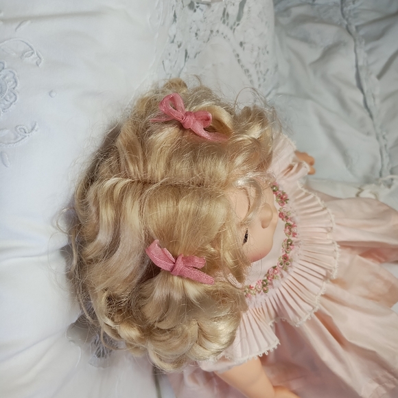 Madame Alexander 'Darlene' Curly Blonde Hair & Blue Eyes Baby Doll #8015 - Picture 7 of 12